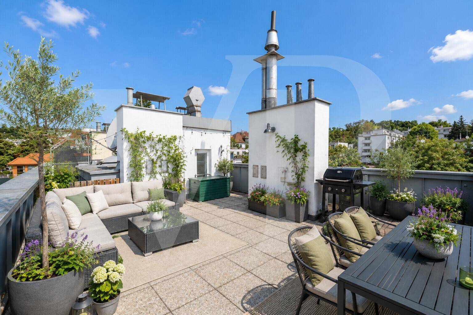 Geräumige Dachterrasse mit modernen Gartenmöbeln, Pflanzen und einem Grill für entspannte Stunden im Freien.