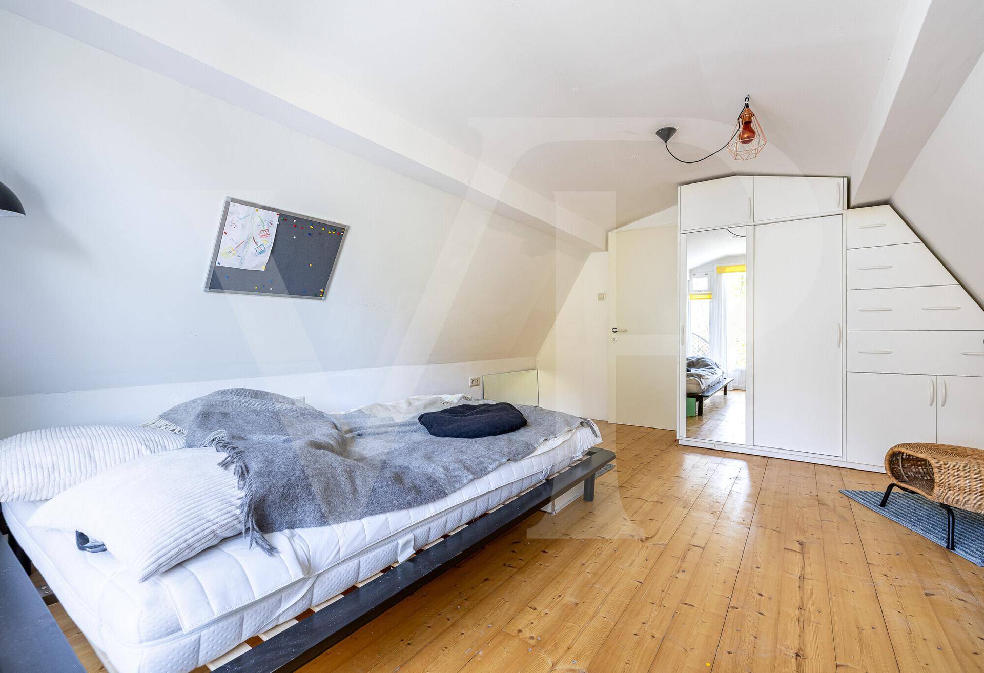 Badezimmer mit Badewanne, Duschvorhang, Fenster und gelben Akzenten.