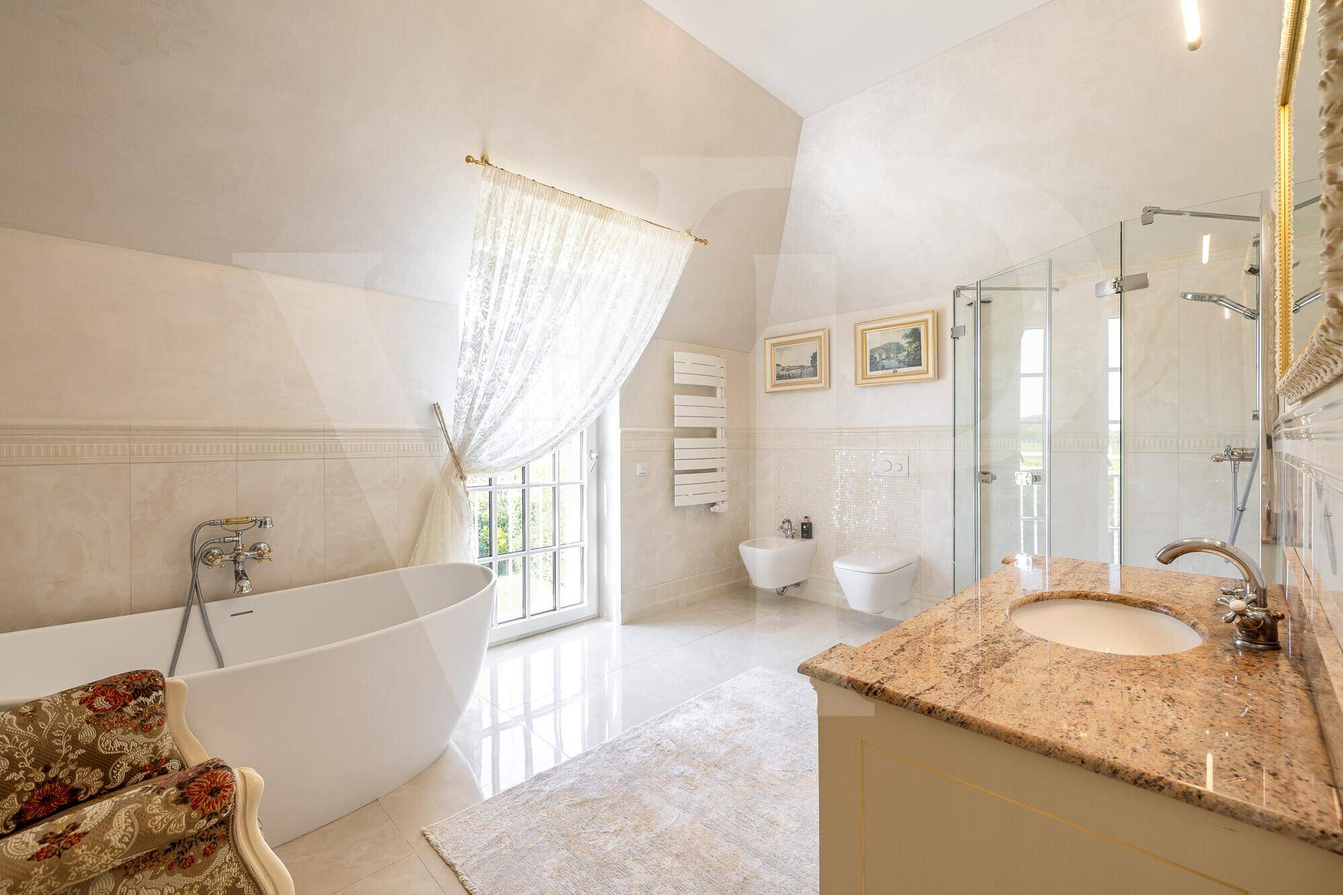 Luxuriöses Badezimmer mit freistehender Badewanne, Dusche, Bidet und Granitwaschtisch.