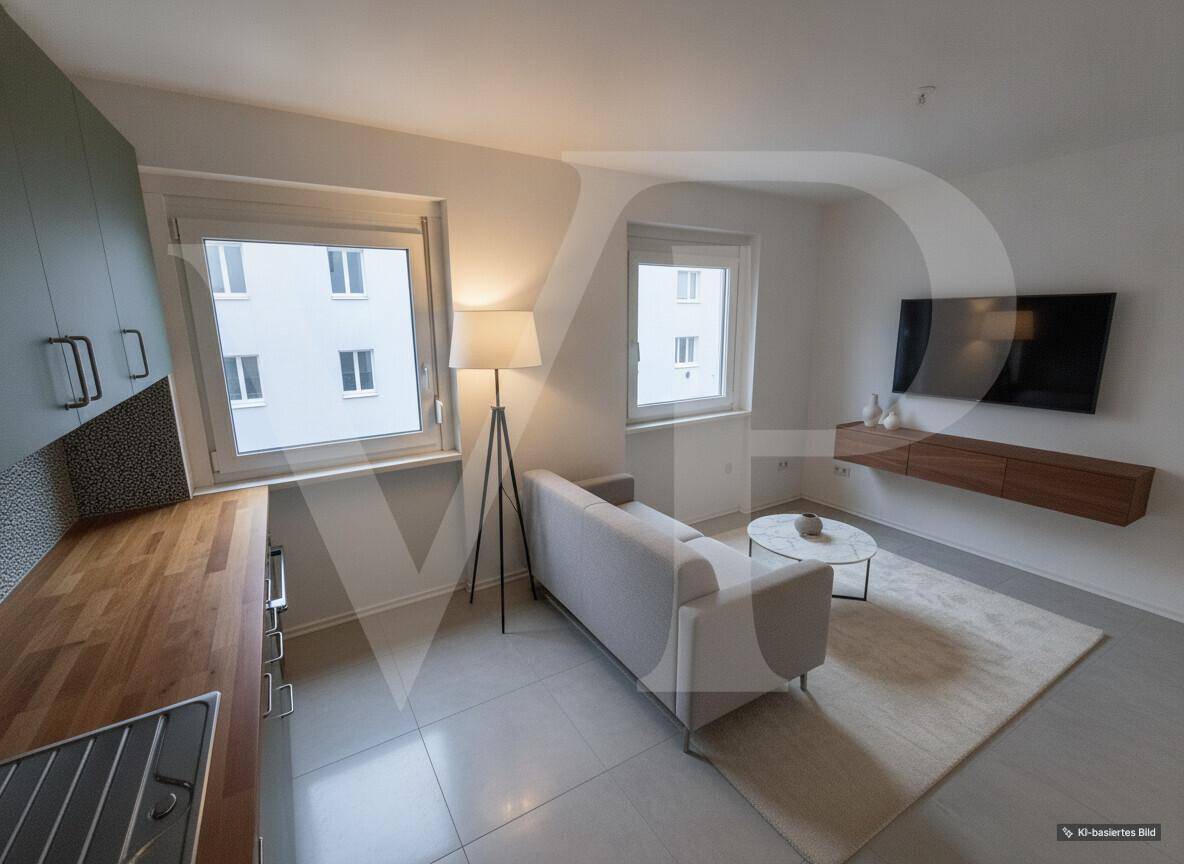Helles, leeres Schlafzimmer mit einem Fenster und hellem Bodenbelag.