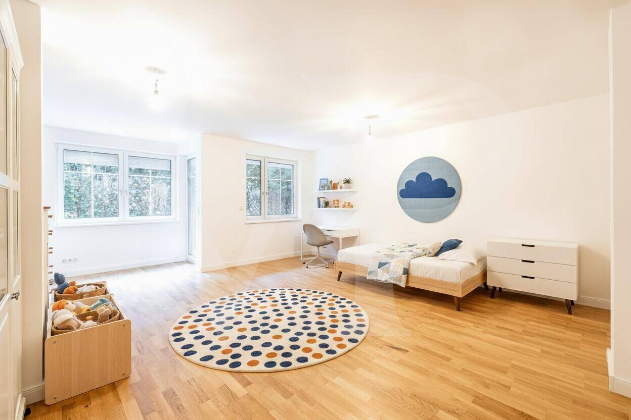 Helles Kinderzimmer mit Holzboden, großen Fenstern und kindgerechter Dekoration, ideal zum Spielen.