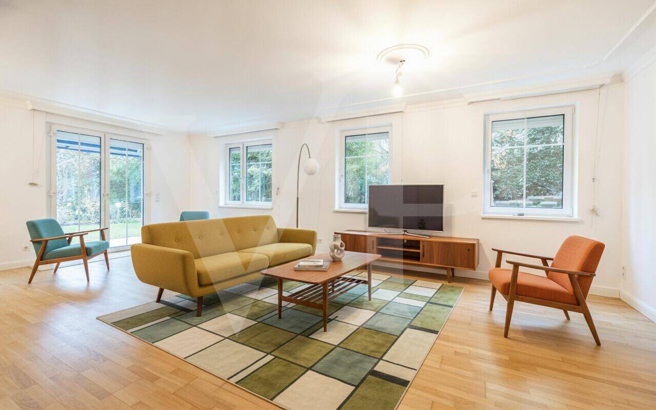 Virtuell möbliertes Wohnzimmer im Retro-Stil mit Parkettboden und großen Fenstern zum Garten.