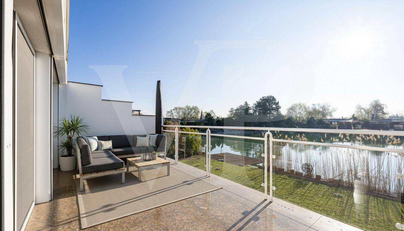 Möblierter Balkon mit Glasgeländer und herrlichem Blick auf den See.
