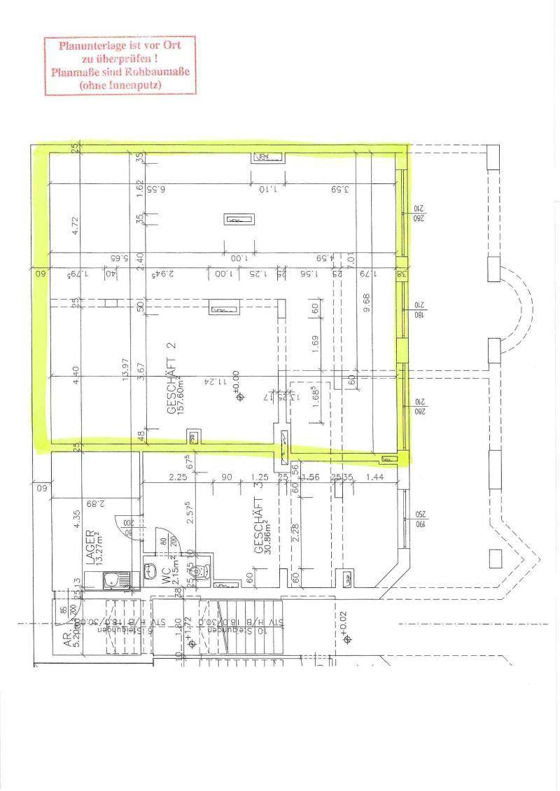 Grundriss eines Gewerbeobjekts mit großen offenen Flächen, Fenstern und einer Rampe am Eingang.