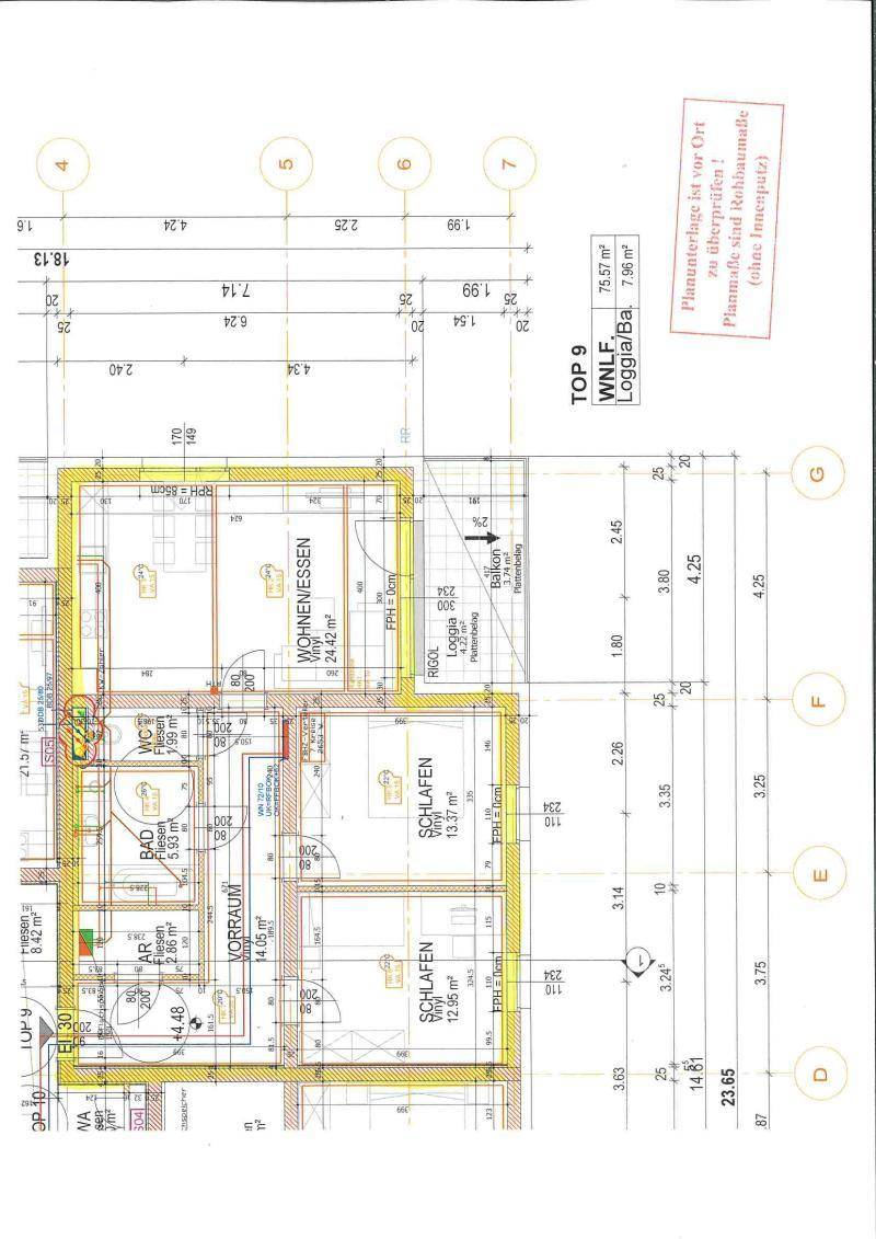 Grundriss einer Wohnung mit Wohn-Essbereich, zwei Schlafzimmern, Bad, WC und Loggia.
