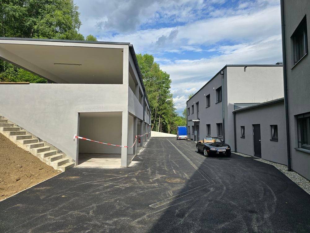 Wohnanlage Rückseite mit Carportdeck