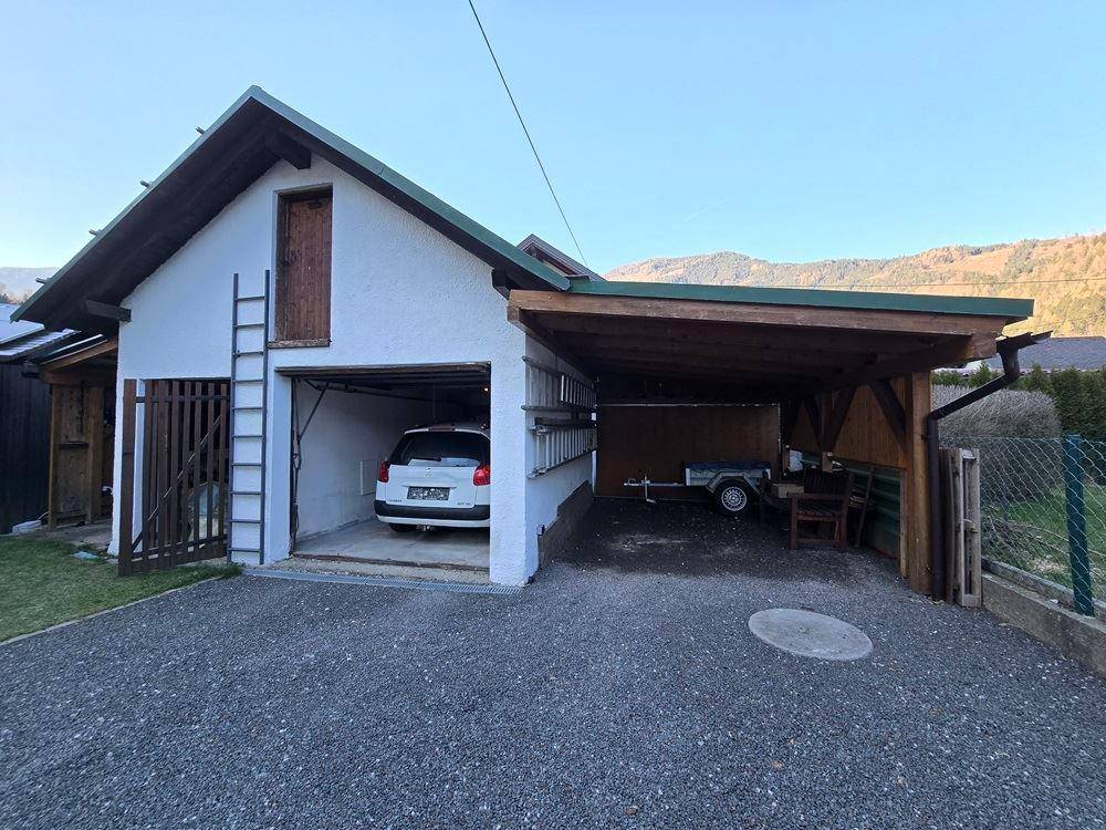 Nebengebäude mit Garage + Holzlager & Carport