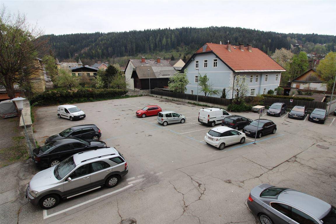 Öffentlicher Parkplatz hinter dem Haus