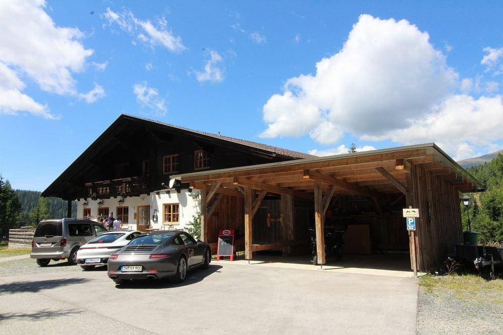 Gesamtansicht mit Carport