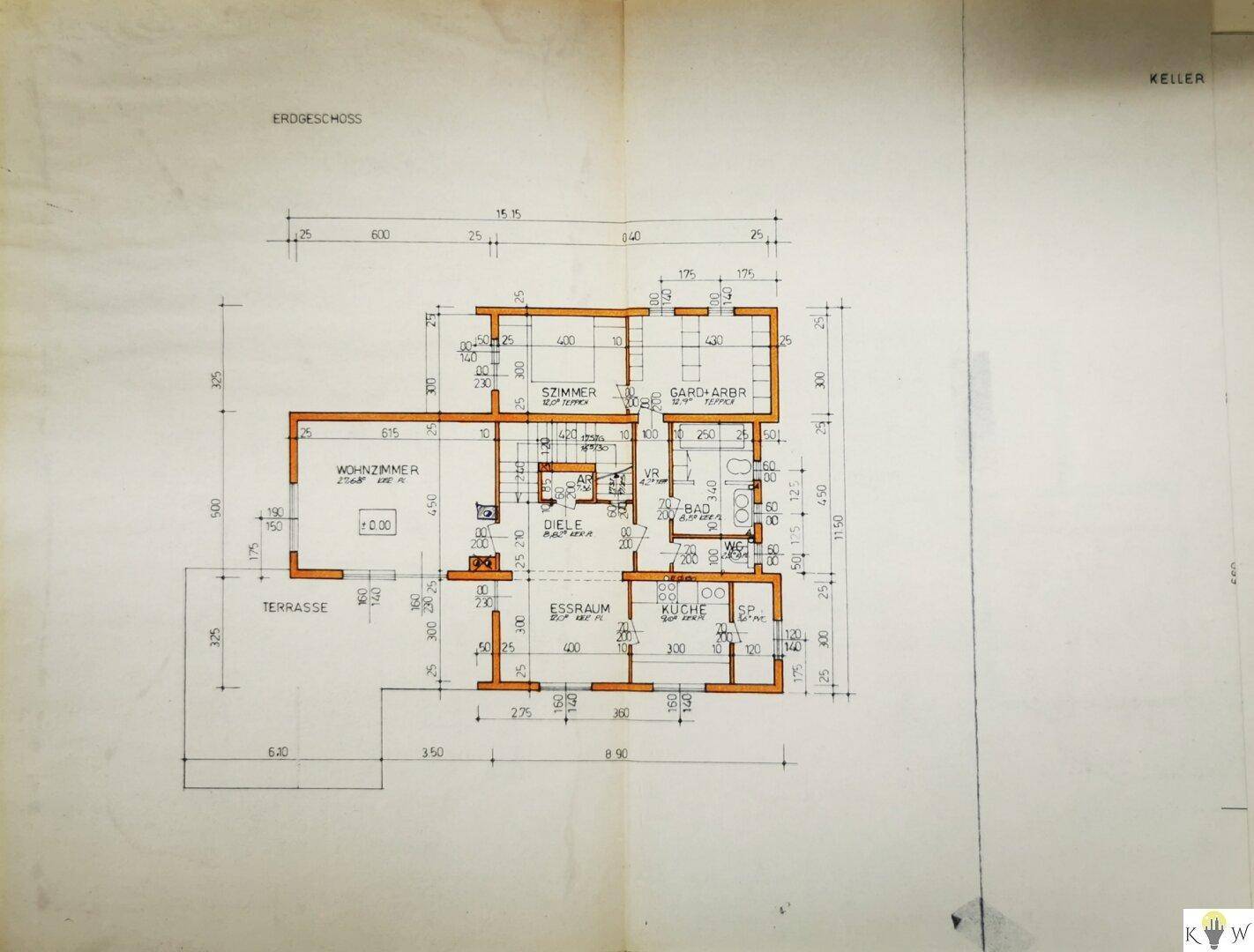 Grundriss des Erdgeschosses mit Wohnzimmer, Küche und Terrasse.