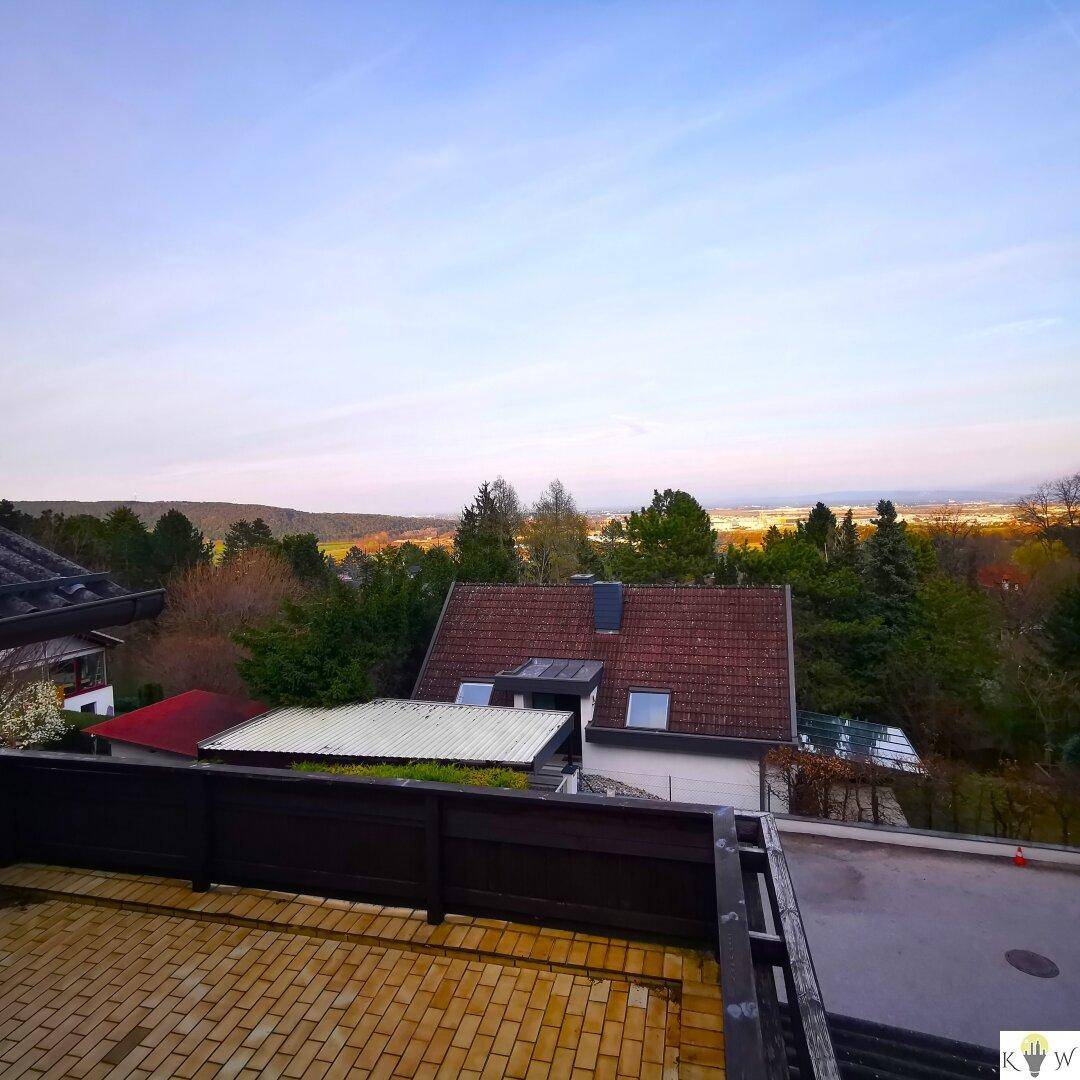 Weitblick über die Landschaft und die Stadt von einem Balkon oder einer Terrasse.