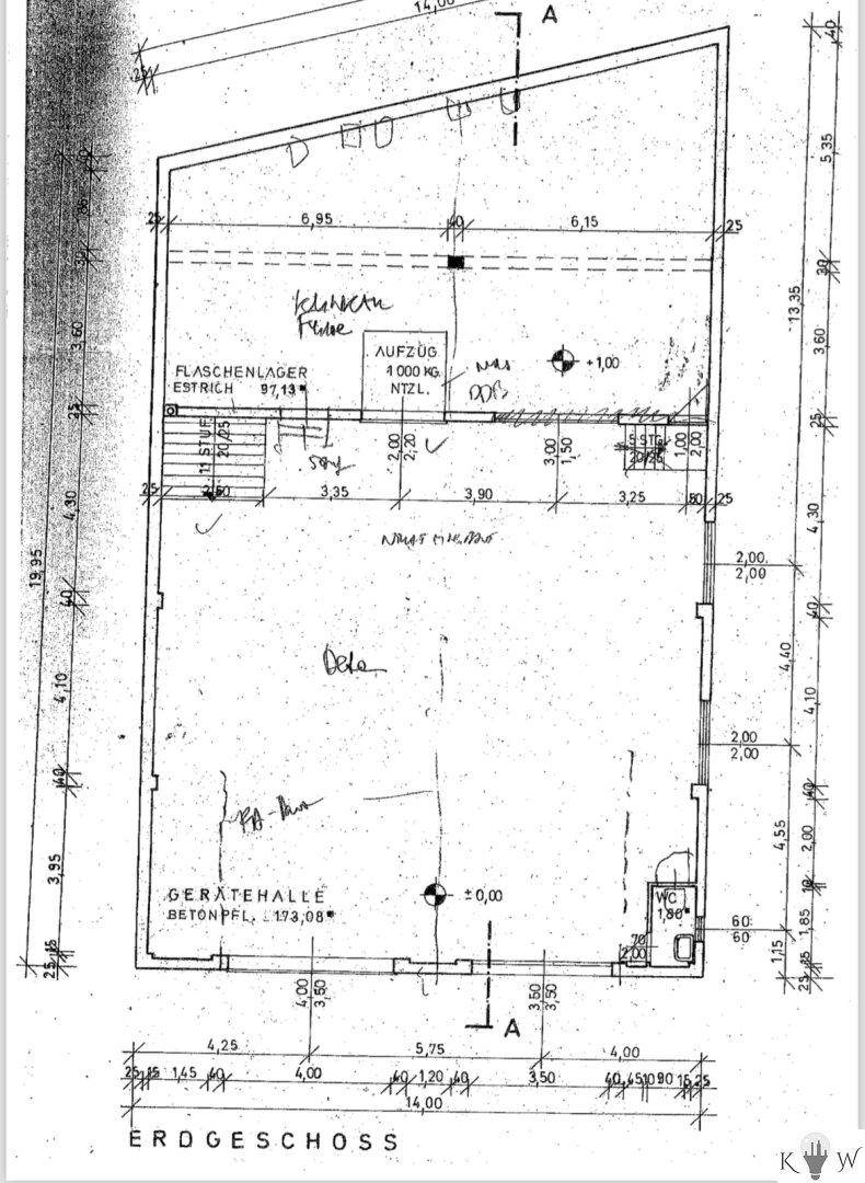 Grundriss des Erdgeschosses mit einer großen Gerätehalle, Flaschenlager und einem Aufzug.