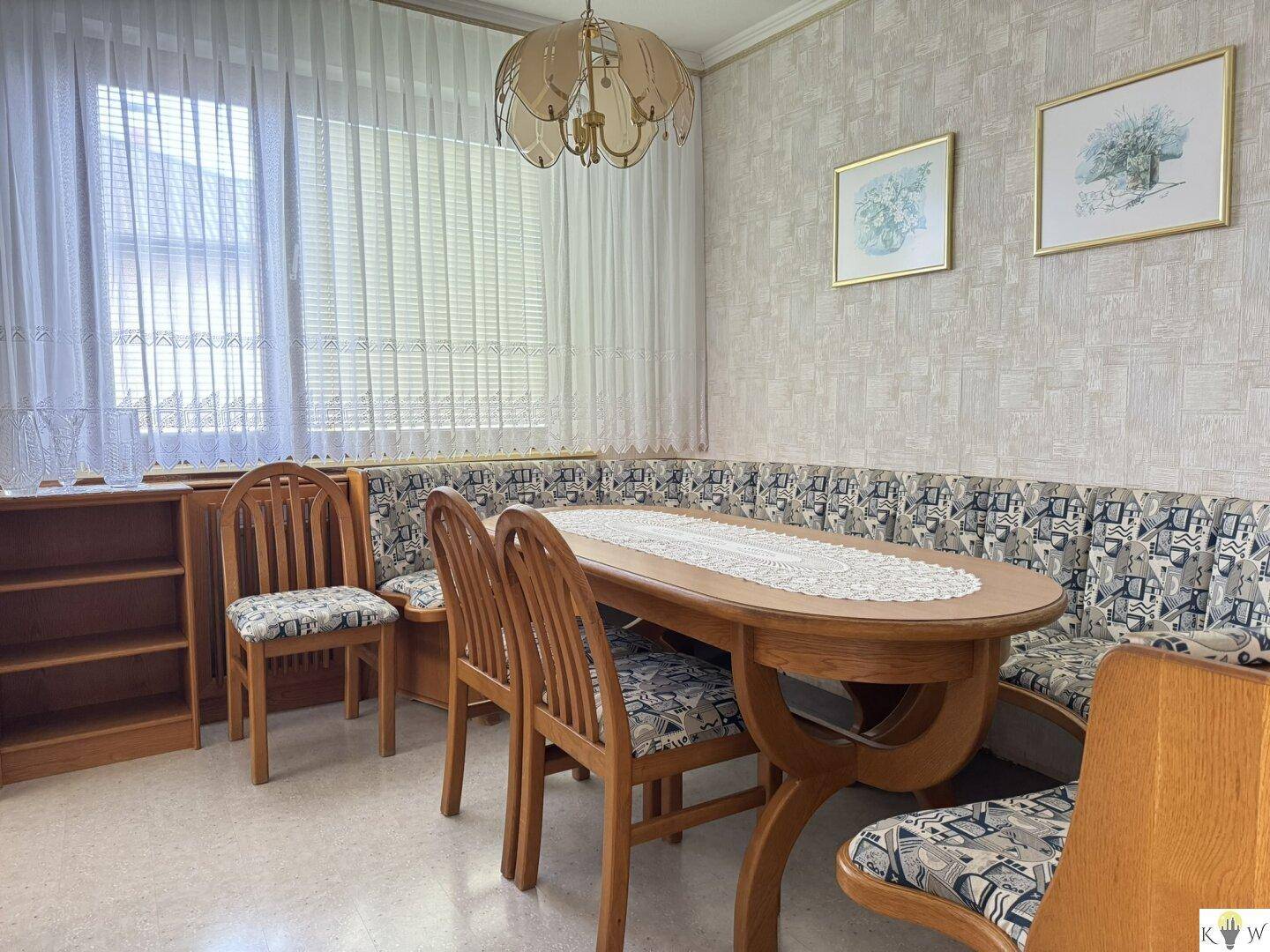 Essbereich mit Holztisch, Eckbank und Stühlen im traditionellen Stil.