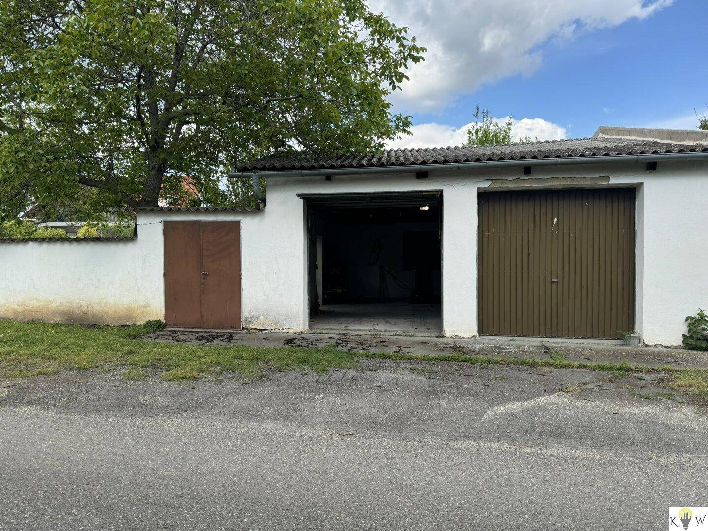 Externe Garagen mit zwei Stellplätzen und einfacher Zufahrt.