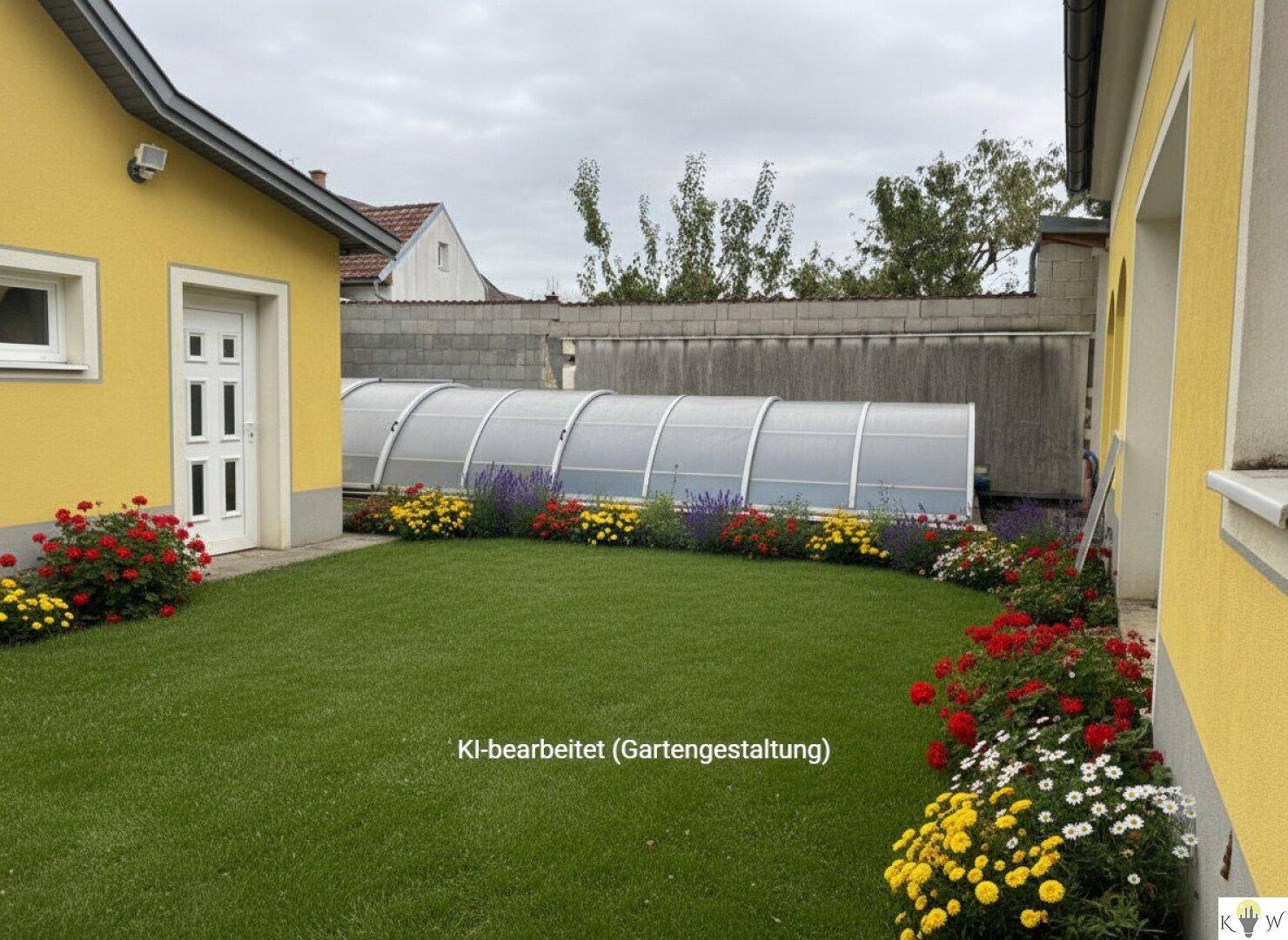 Gepflegter Gartenbereich hinter dem Haus mit Rasen, Blumen und einem Gewächshaus.