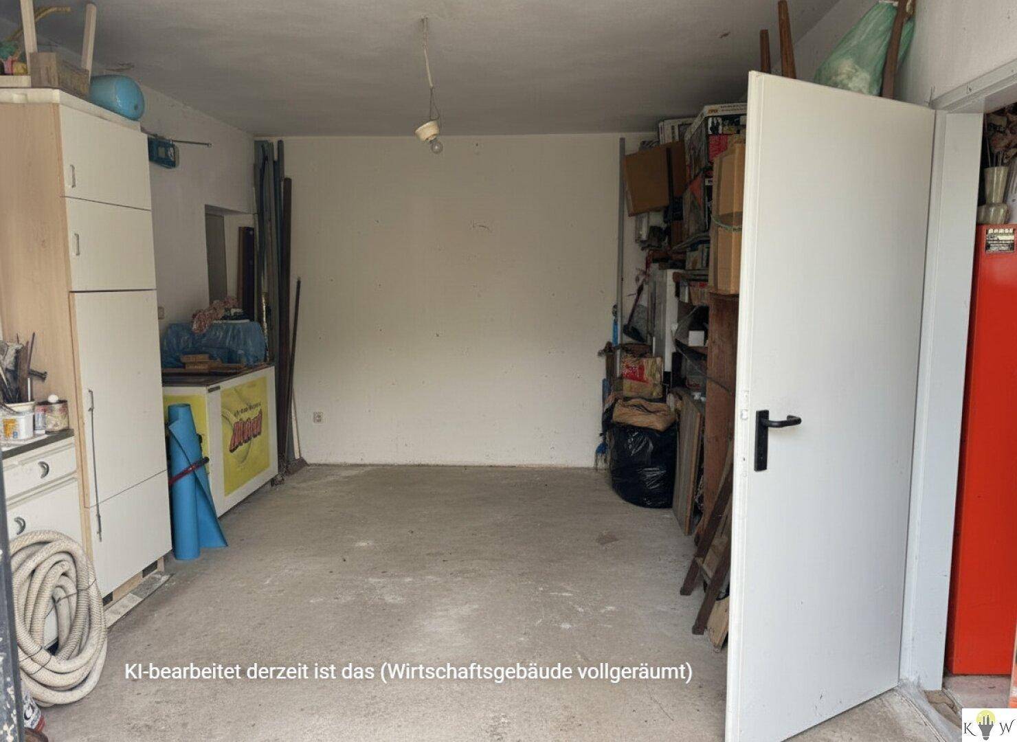 Geräumiger Wirtschaftsraum mit Regalen, Schränken und viel Stauraum.