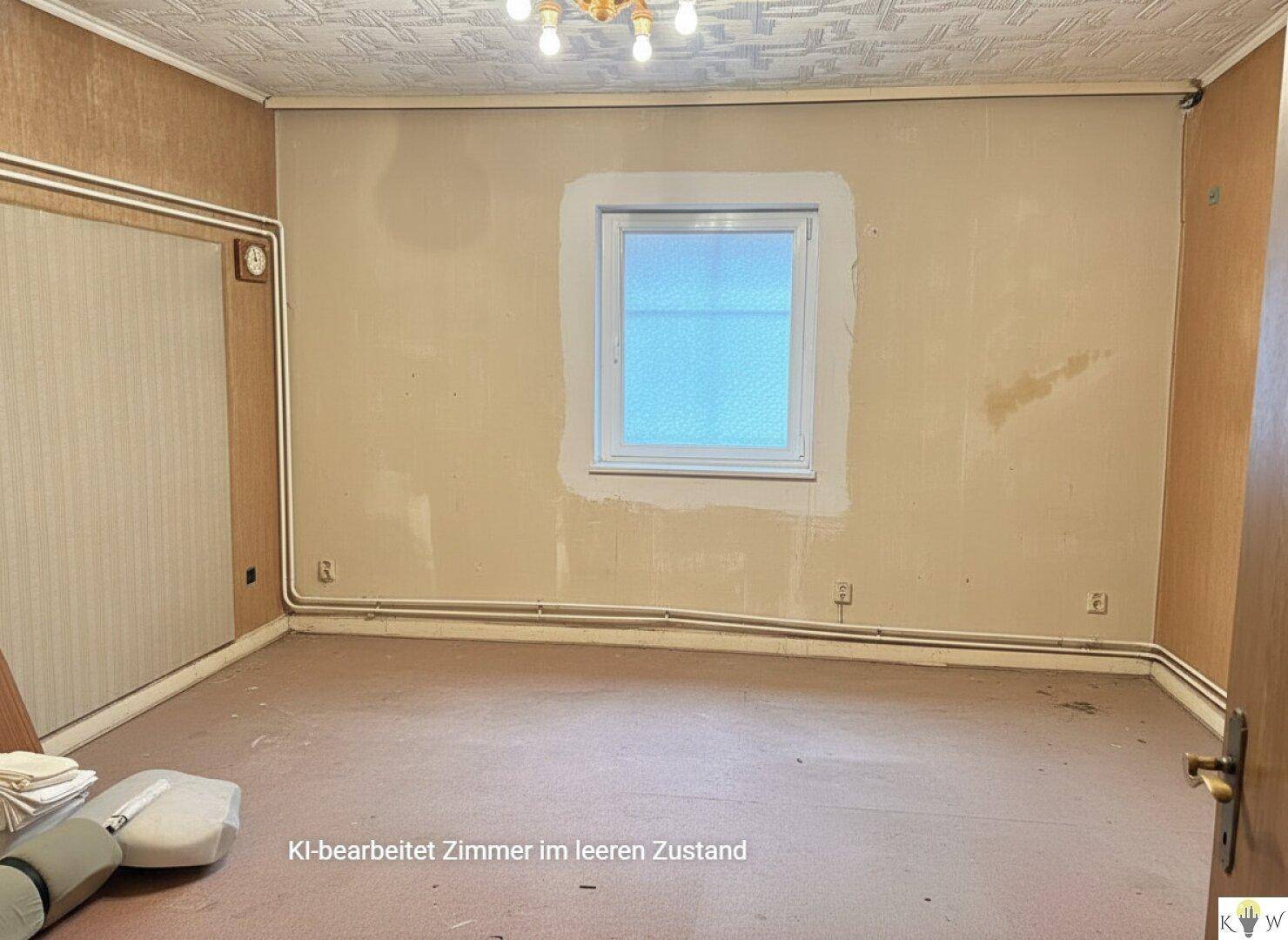 Leeres Zimmer mit renovierungsbedürftigen Wänden und einem Fenster.