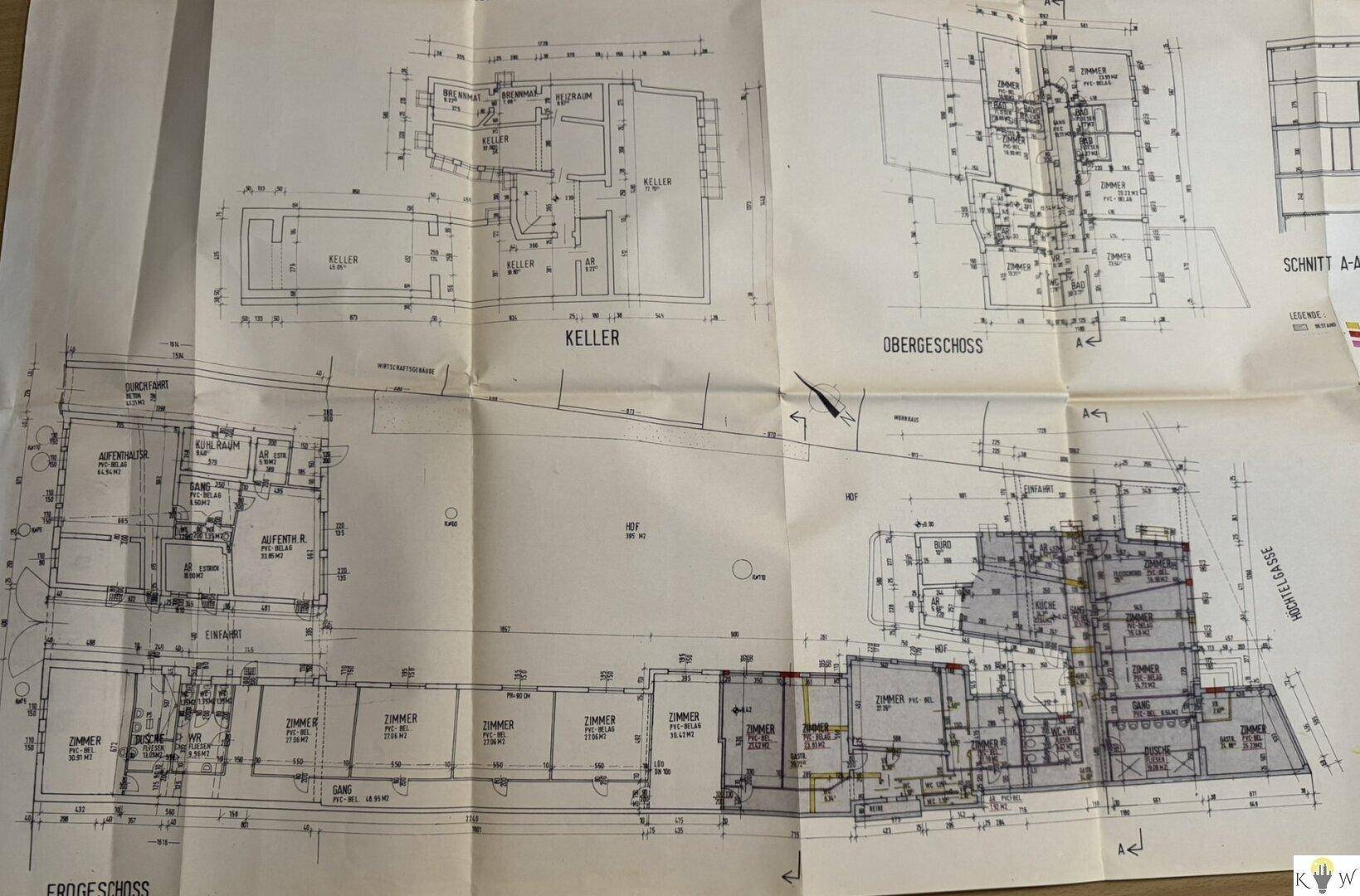 Detaillierter Grundrissplan des Gebäudes mit Keller, Erdgeschoss und Obergeschoss.