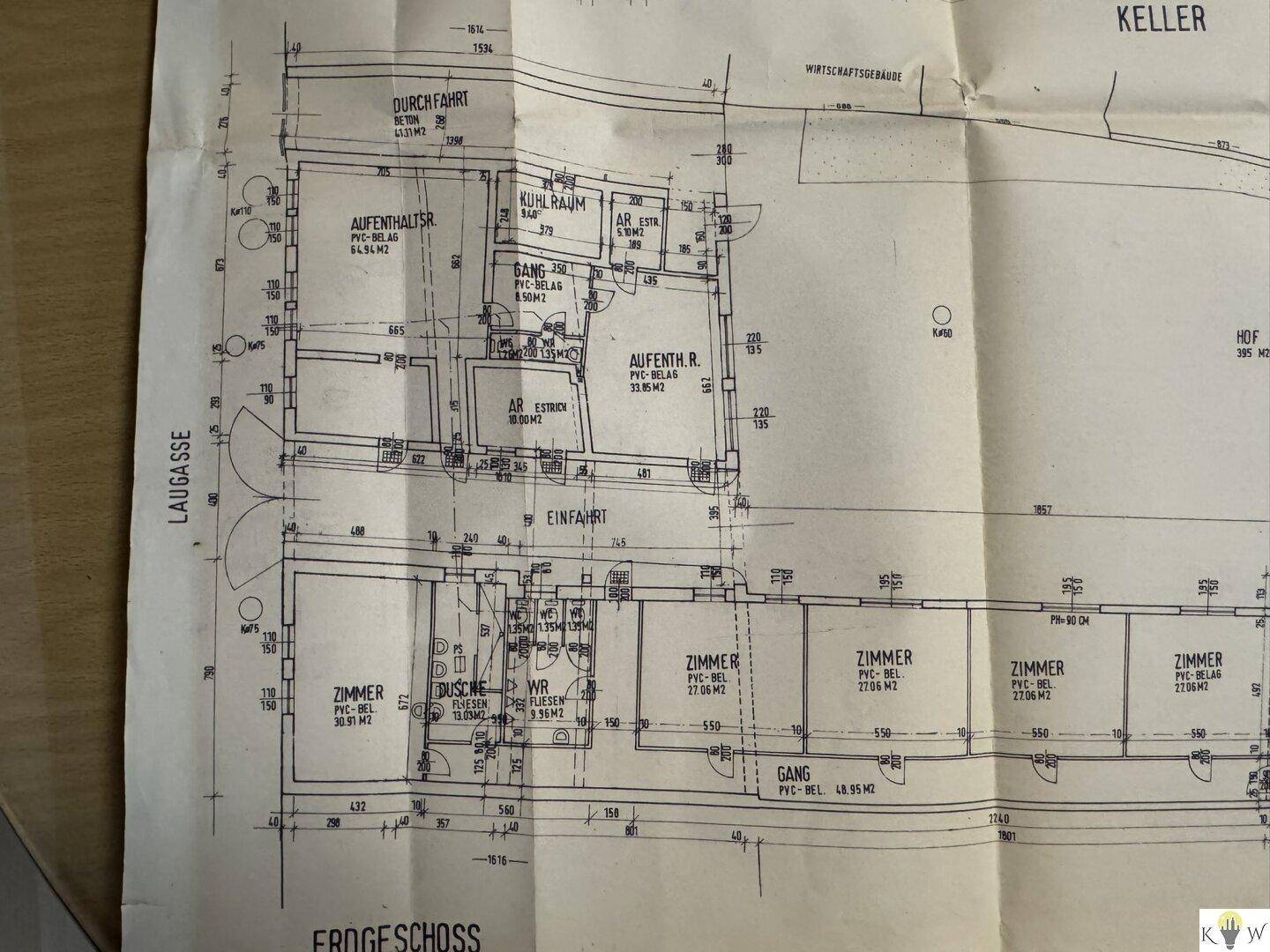 Grundriss des Erdgeschosses mit verschiedenen Zimmern, Duschen und einem Kühlraum.
