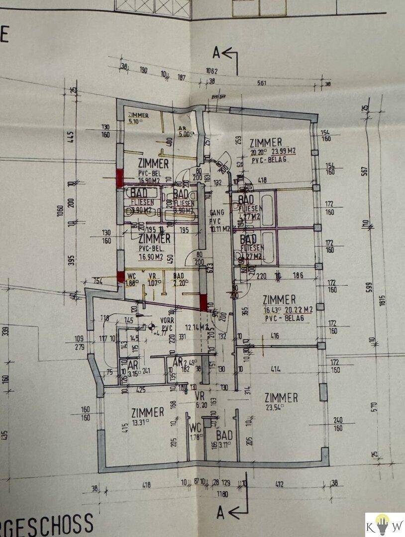 Detaillierter Grundriss des Obergeschosses mit mehreren Zimmern und Badezimmern.