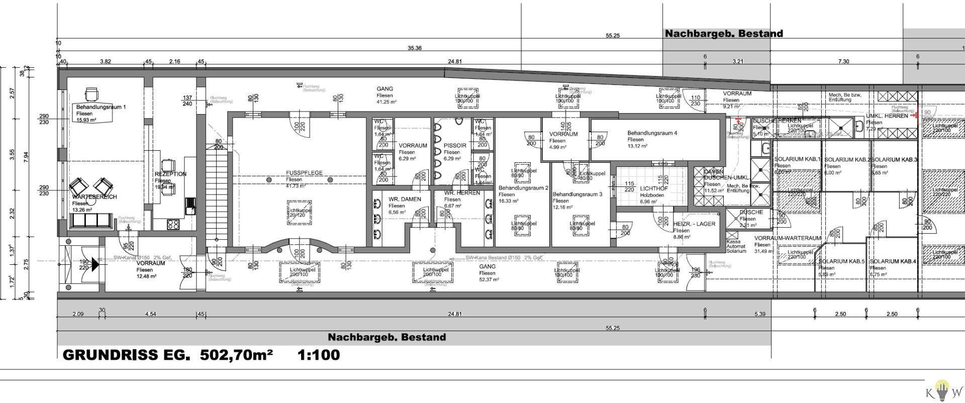 Detaillierter Grundriss des Erdgeschosses mit mehreren Behandlungsräumen und Funktionsbereichen.
