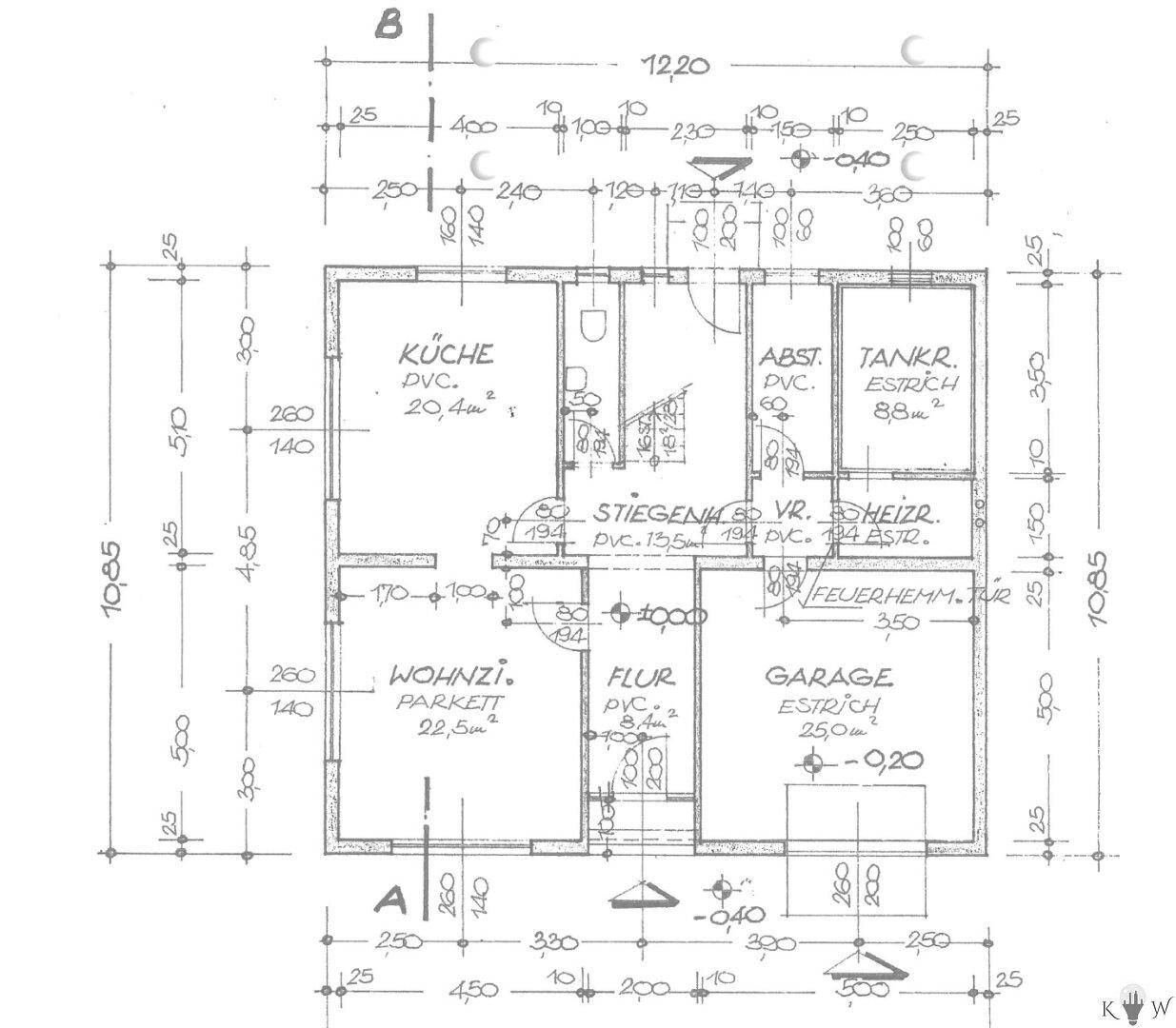 Grundriss des Erdgeschosses mit Küche, Wohnzimmer, Garage und Abstellraum.
