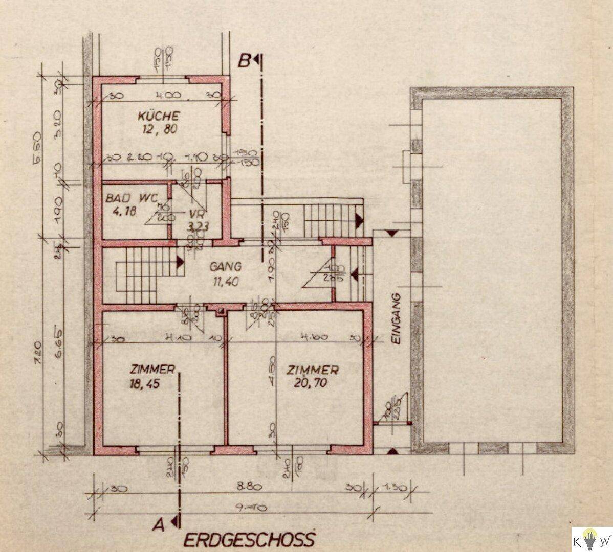 Grundriss des Erdgeschosses mit Küche, Bad, WC, Flur und zwei Zimmern.