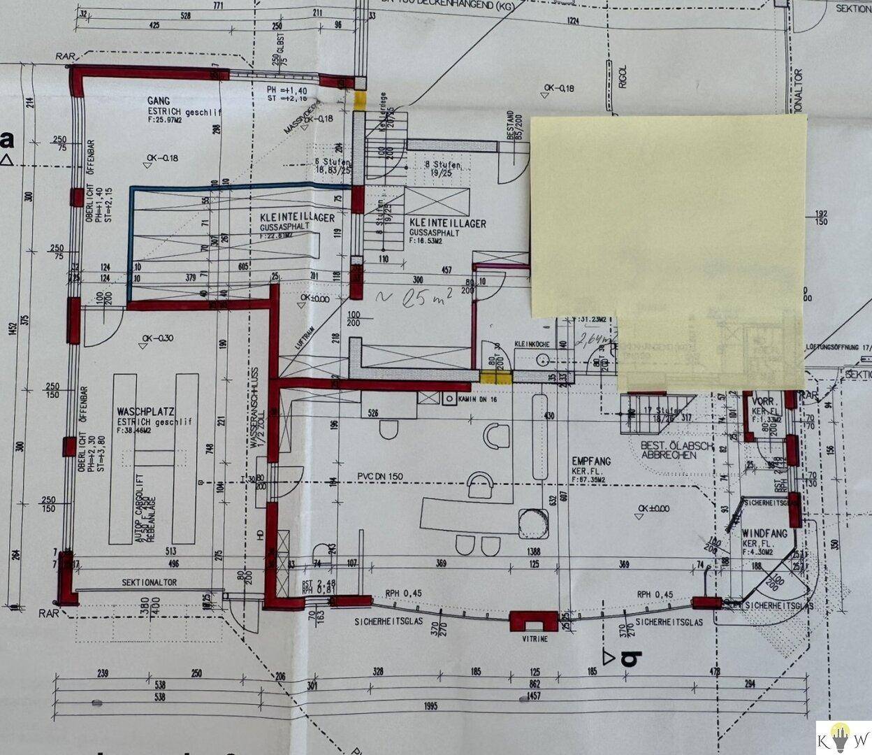 Detaillierter Grundriss des Erdgeschosses mit verschiedenen Funktionsbereichen und Abmessungen.