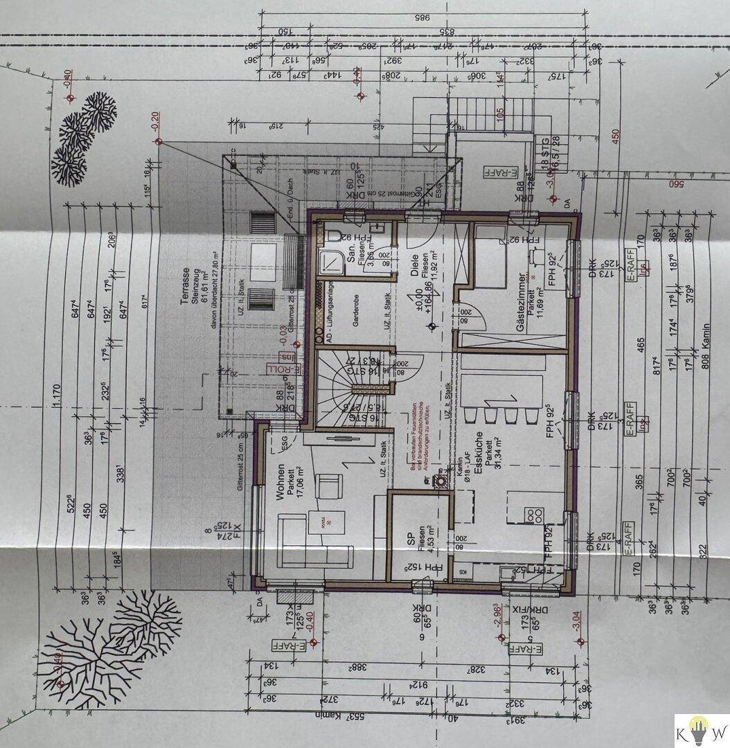 Grundriss des Erdgeschosses mit offenem Wohnbereich, Küche und Zugang zur Terrasse.