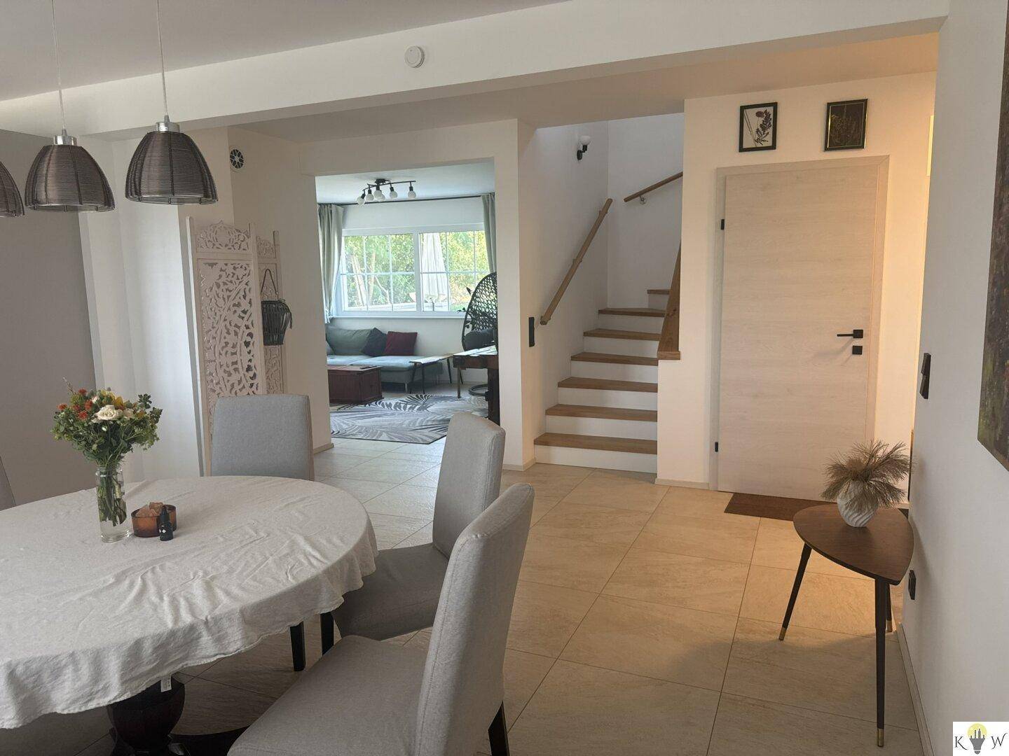 Offener Wohnbereich mit Essplatz, Treppe zum Obergeschoss und Zugang zum Wohnzimmer.