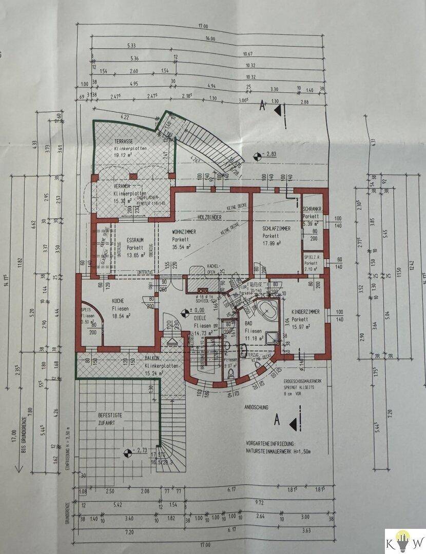 Detaillierter Grundriss des Erdgeschosses mit Wohnzimmer, Küche und Schlafzimmern.