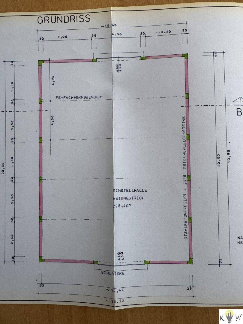 Einfacher Grundriss einer Einstellhalle mit Betonestrich und Schiebetoren, rechteckige Form.