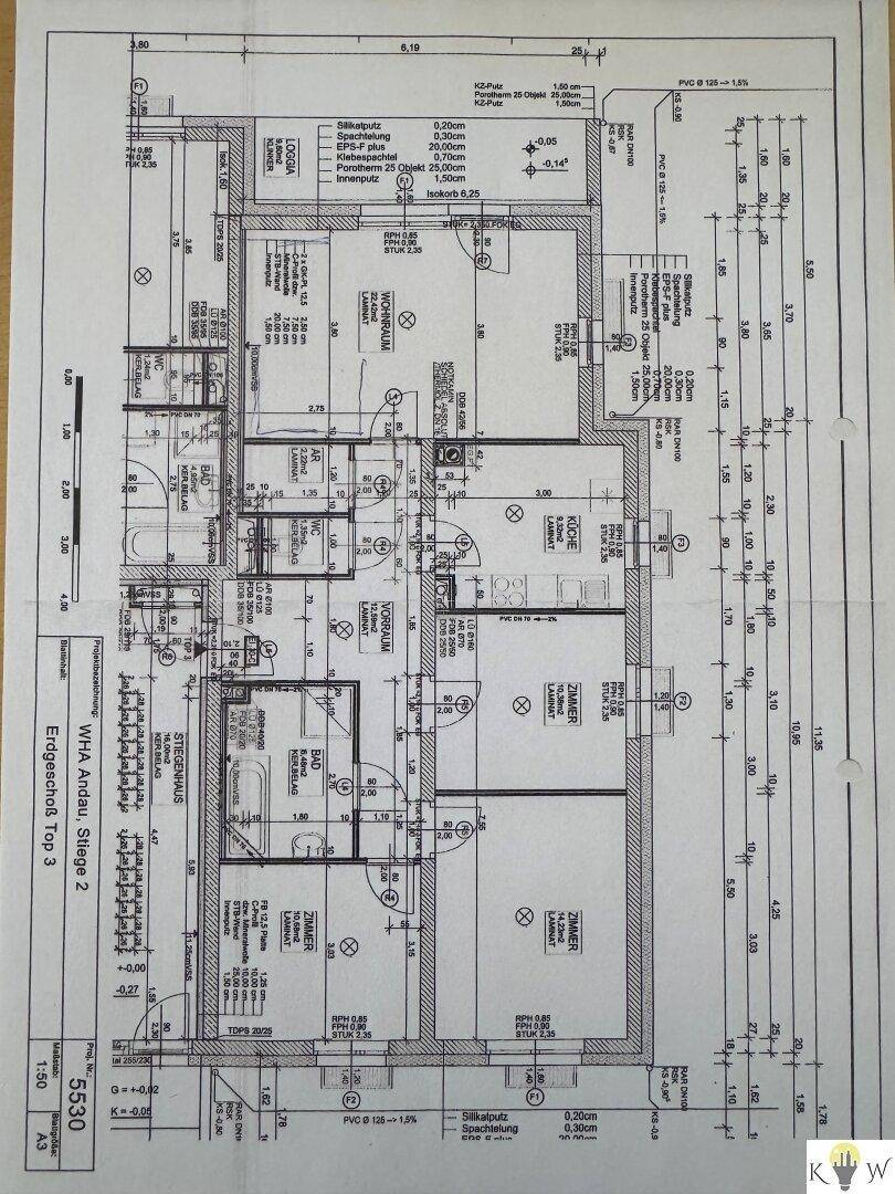 Detaillierter Grundriss des Erdgeschosses mit Raumaufteilung und Maßen.