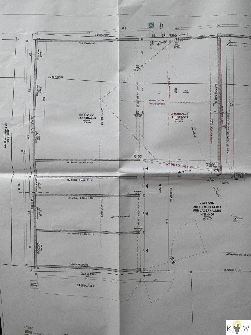 Technischer Grundrissplan mit Details zu den bestehenden Lagerhallen und dem Zufahrtsbereich.
