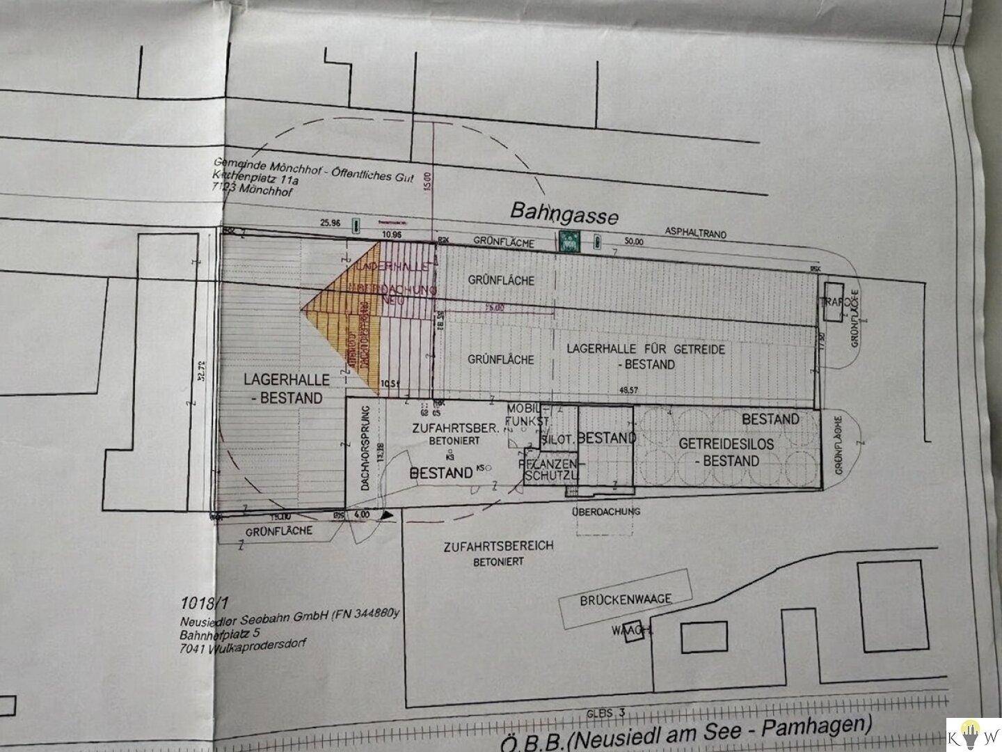 Übersichtlicher Grundrissplan mit bestehenden Lagerhallen, Getreidesilos und betonierten Zufahrtsbereichen.