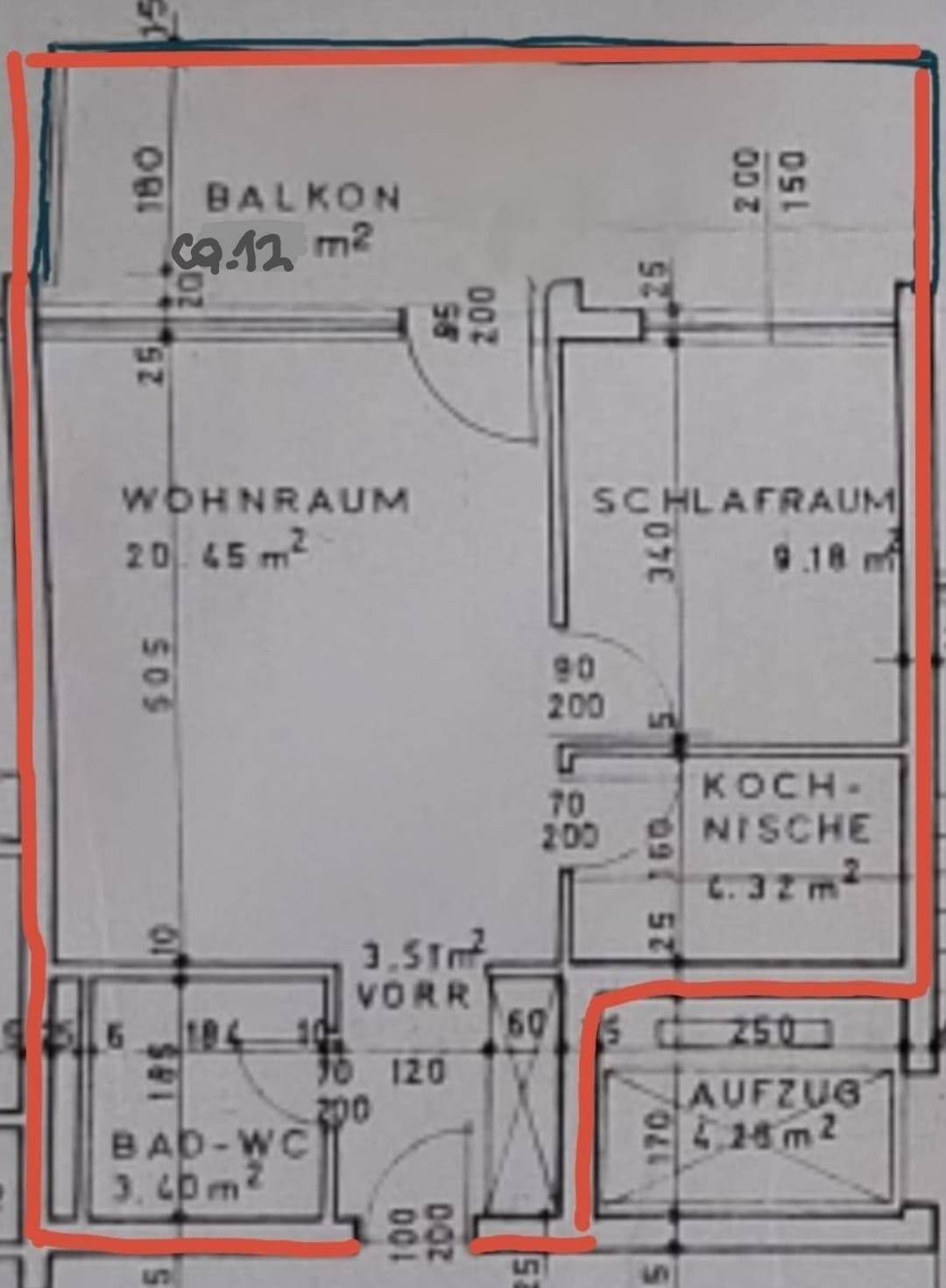 Grundriss einer Wohnung mit Wohnraum, Schlafzimmer, Kochnische, Bad-WC und Balkon, inklusive Aufzugzugang.
