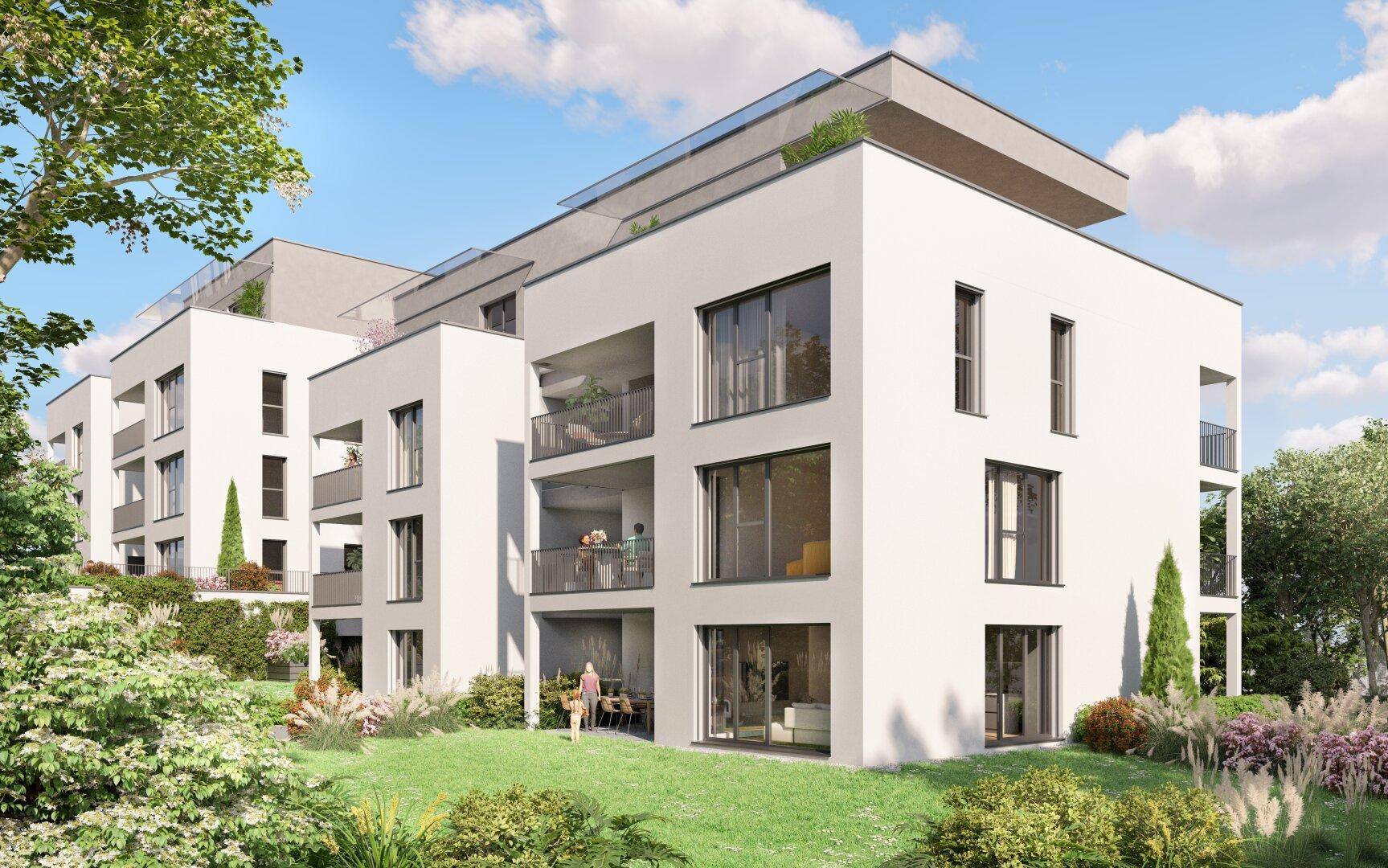 Modernes Mehrfamilienhaus mit Balkonen und Dachterrassen, eingebettet in eine grüne Landschaft.