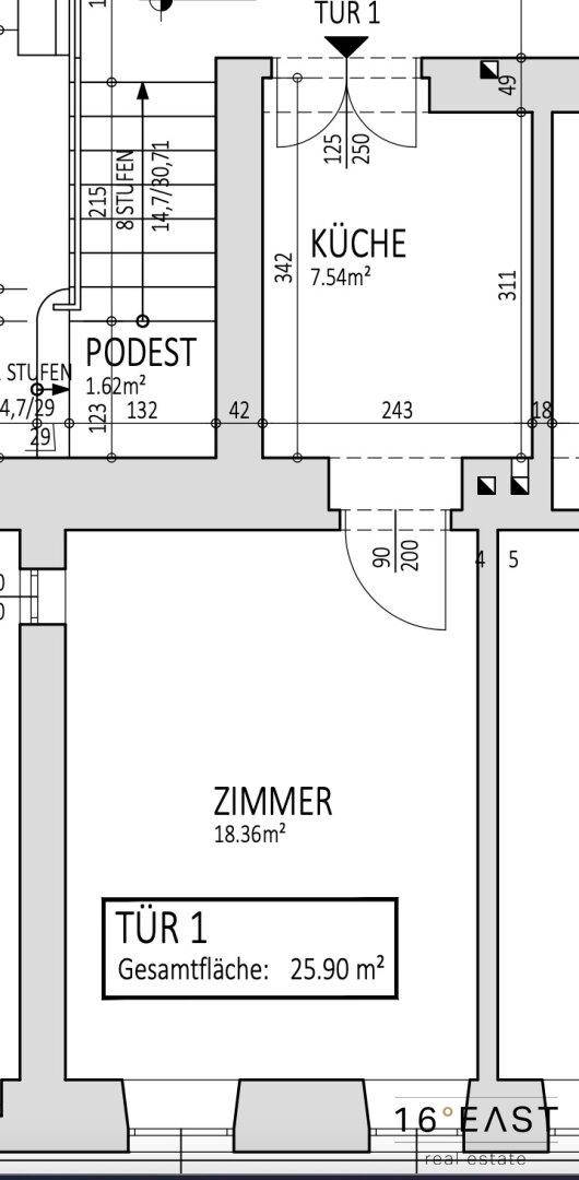 Grundriss zeigt eine Küche und ein Zimmer mit Zugang zum Treppenhaus.