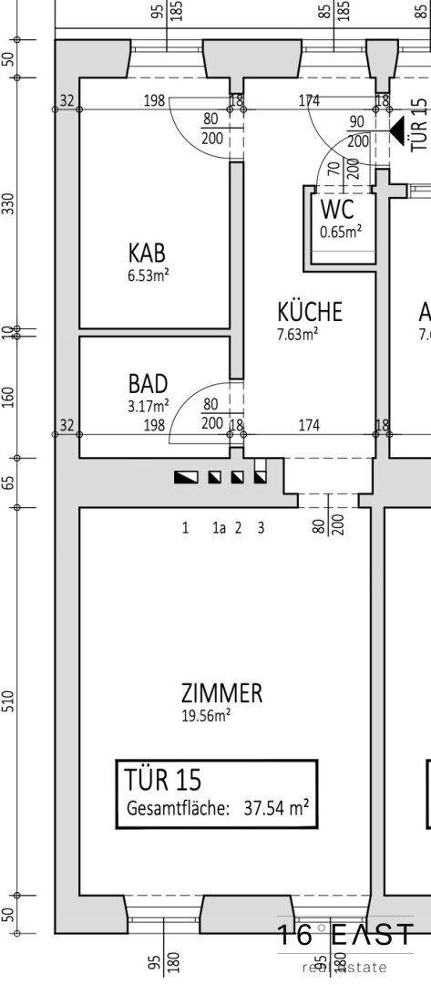 Grundriss einer Wohnung mit Zimmer, Bad, WC und Küche, inklusive Maßen.