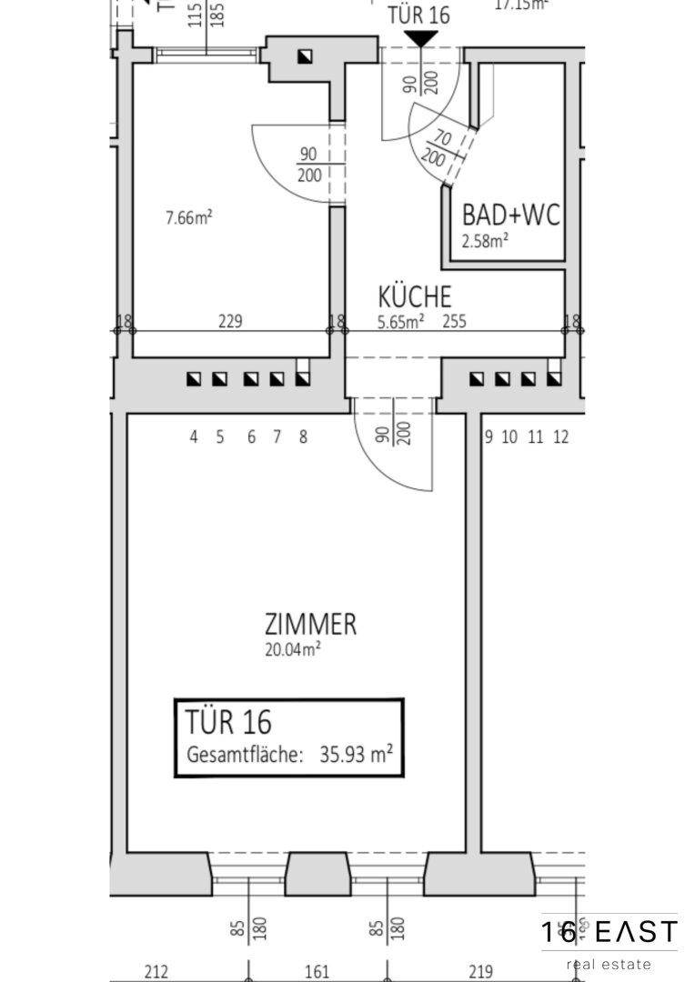 Grundriss einer Wohnung mit einem Zimmer, separater Küche und Badezimmer.