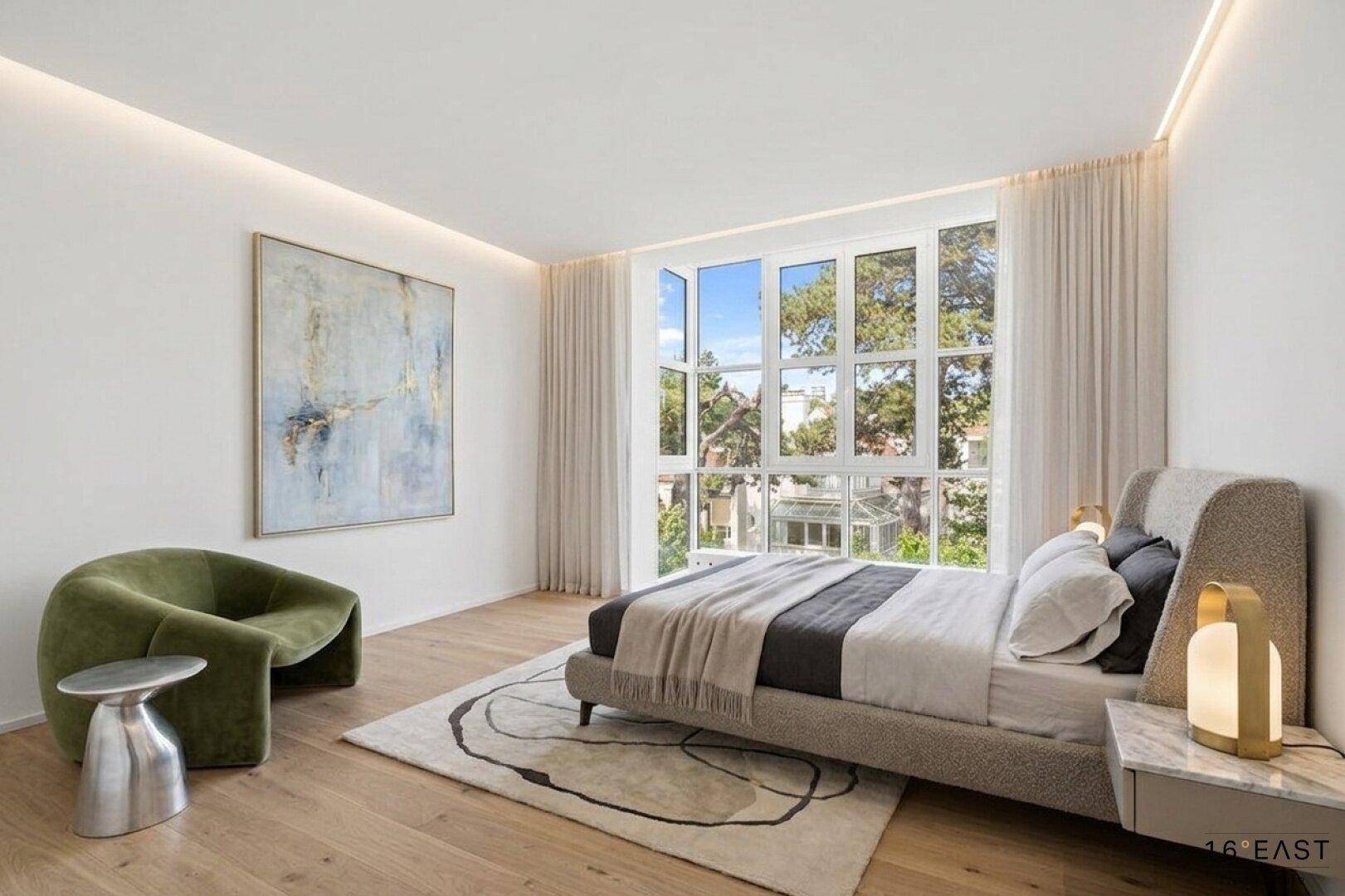 Helles Schlafzimmer mit großen Fenstern, Holzboden und stilvoller, moderner Einrichtung.