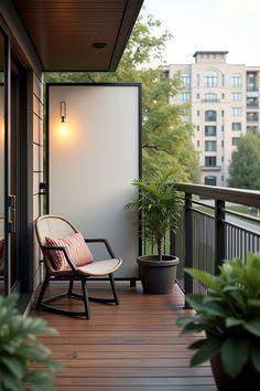 Gemütlicher Balkon mit Holzfußboden, Sitzgelegenheit und Blick auf die Stadt.