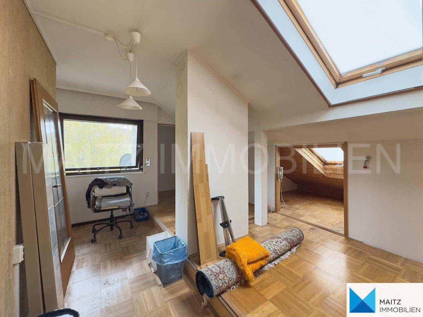 Dachgeschossraum mit Dachfenster, Schrägen und Parkettboden, ideal zum Ausbau.