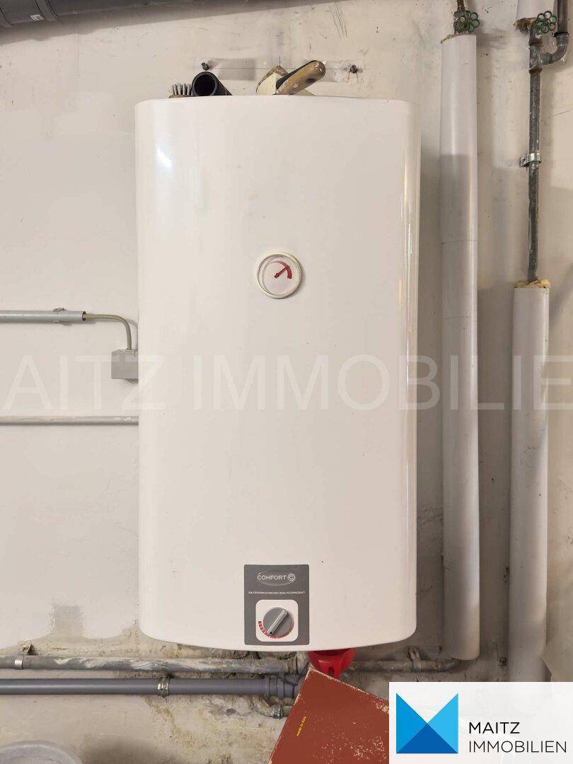 Warmwasserbereiter in einem Hauswirtschaftsraum, Teil der Haustechnik.