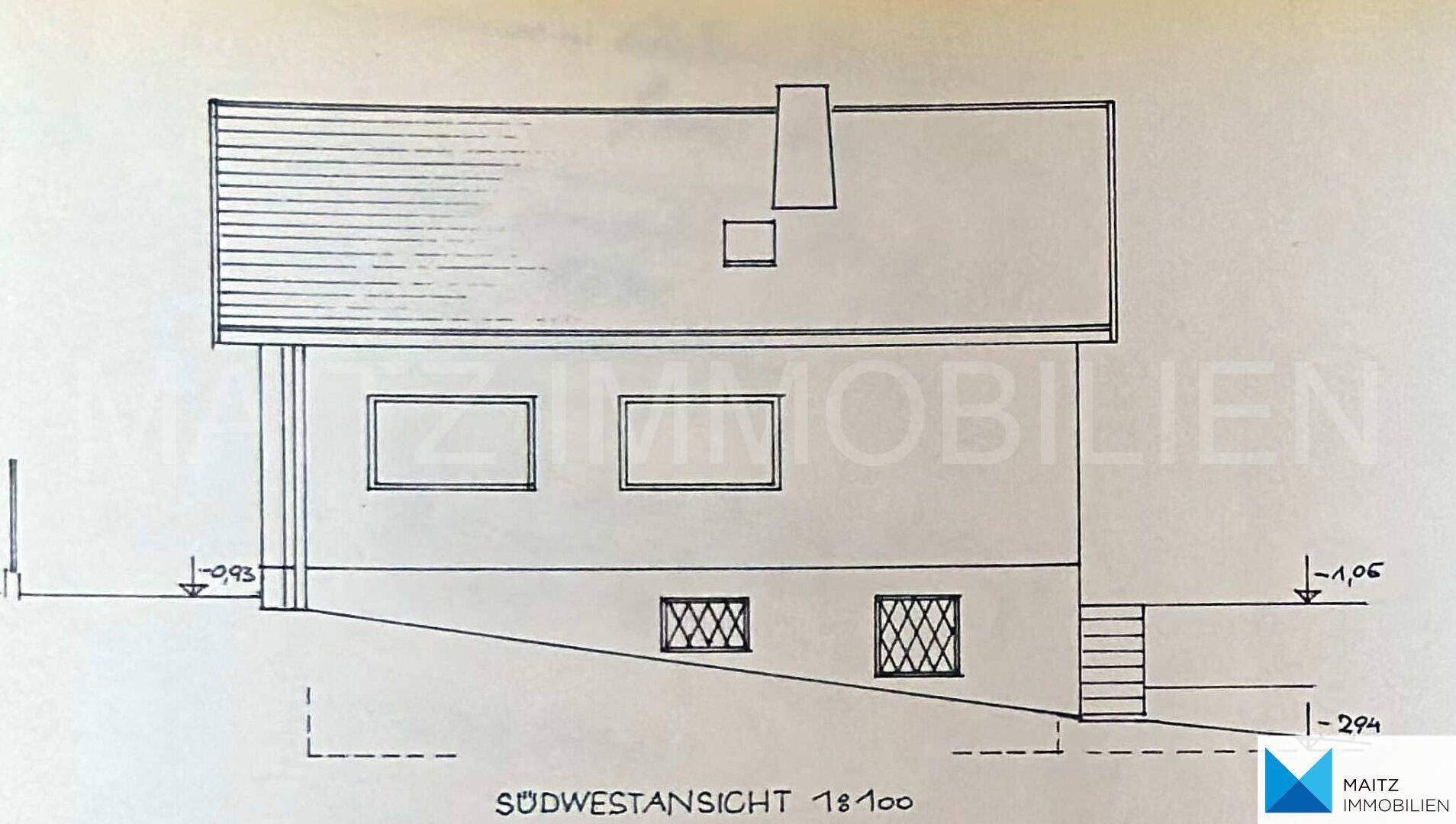 Südwestansicht des Hauses mit Fenstern und der Dachform, detailliert dargestellt.