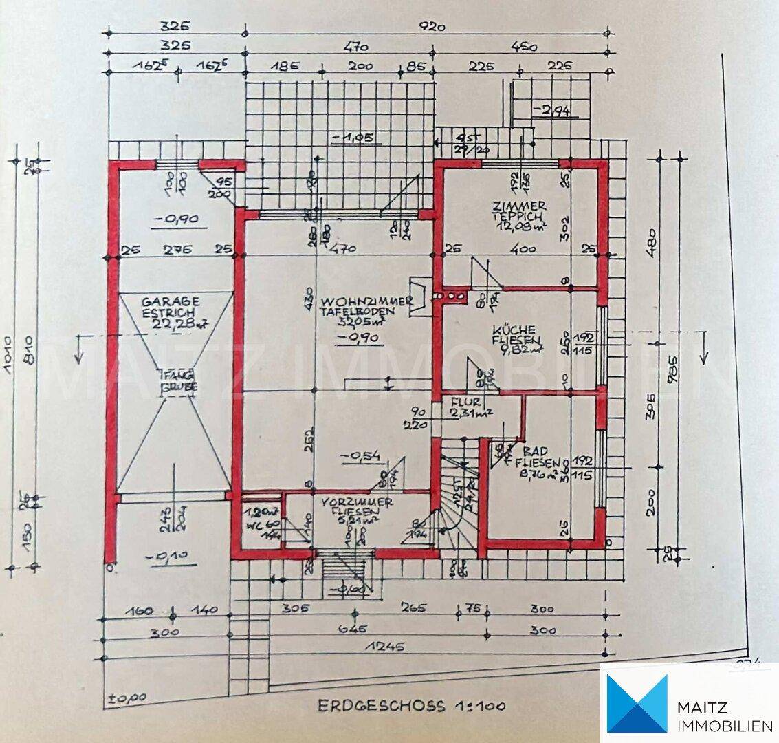 Grundriss des Erdgeschosses mit Garage, Wohnzimmer, Küche und Bad.