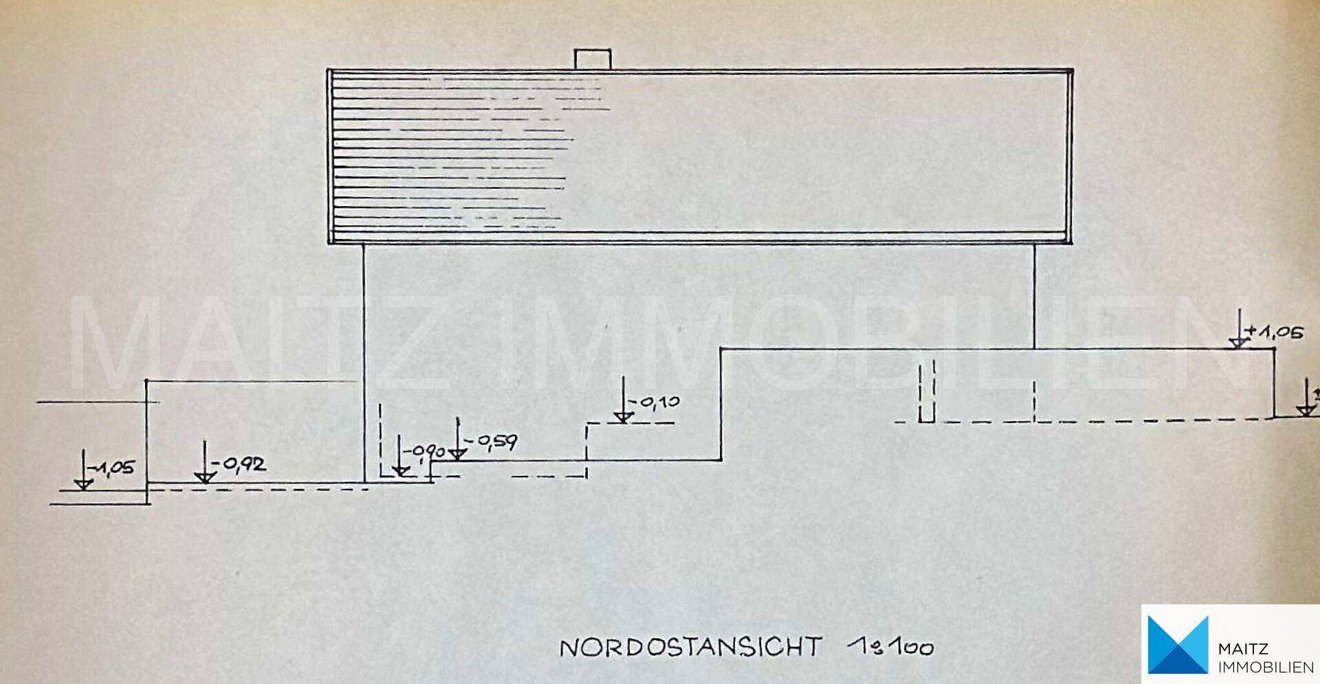 Nordostansicht des Hauses mit der Dachlinie und den Höhenangaben, detailliert dargestellt.