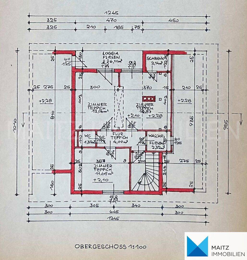 Grundriss des Obergeschosses mit mehreren Zimmern, Bad, WC und Loggia.