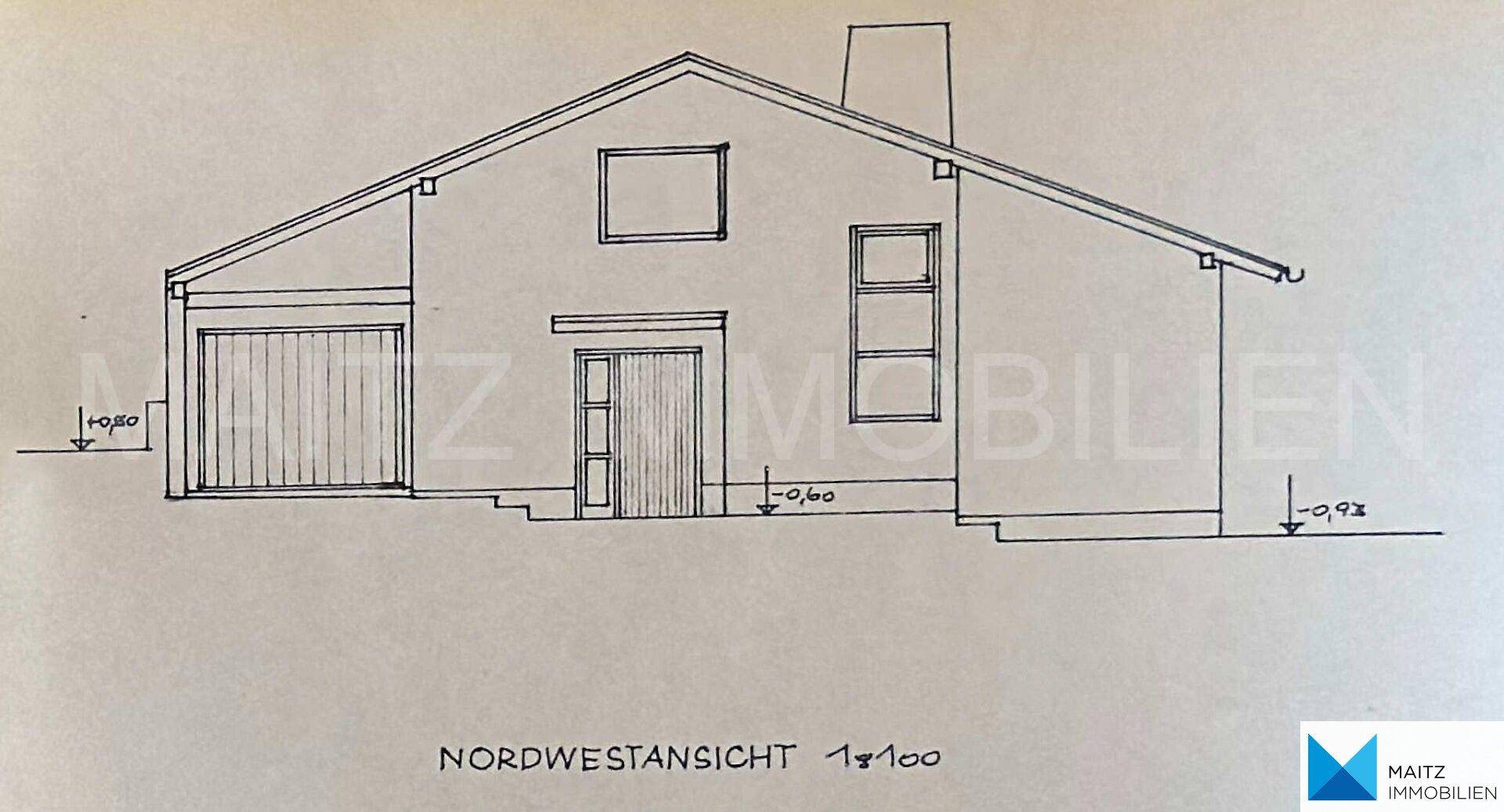 Nordwestansicht des Hauses mit Garagentor und Eingangstür, detailliert dargestellt.