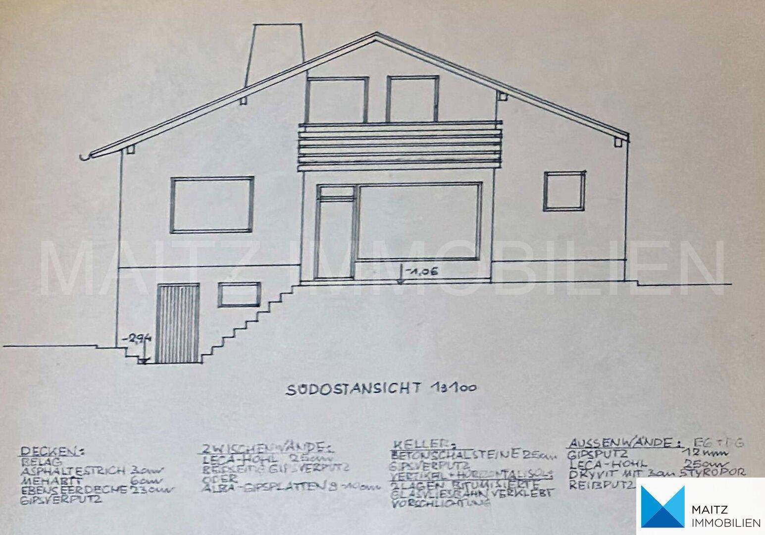 Südostansicht des Hauses mit Balkon und Eingangsbereich, detailliert dargestellt.